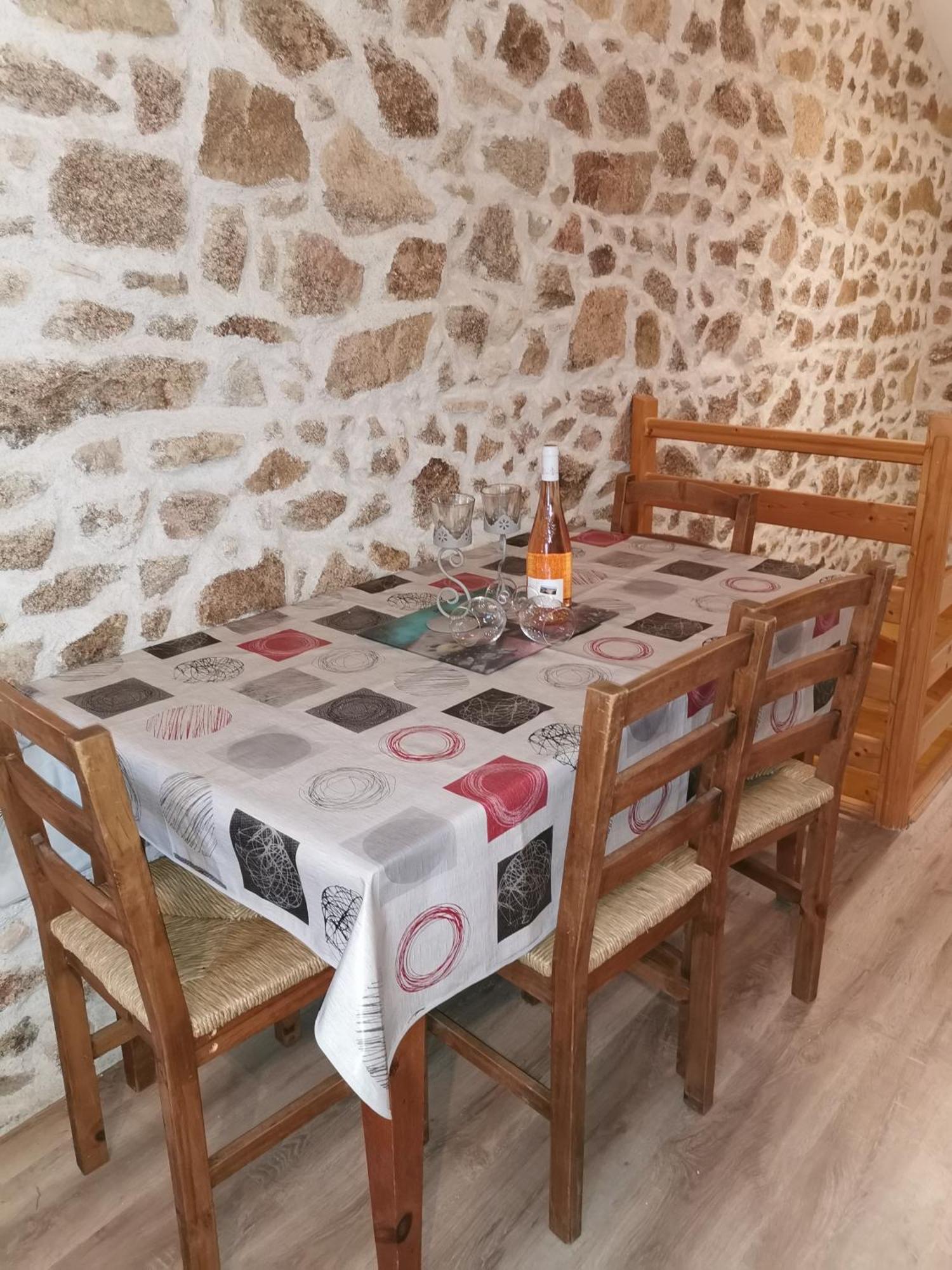 Tranquille Vienne Gites A Chirac Dept Charente Exterior photo