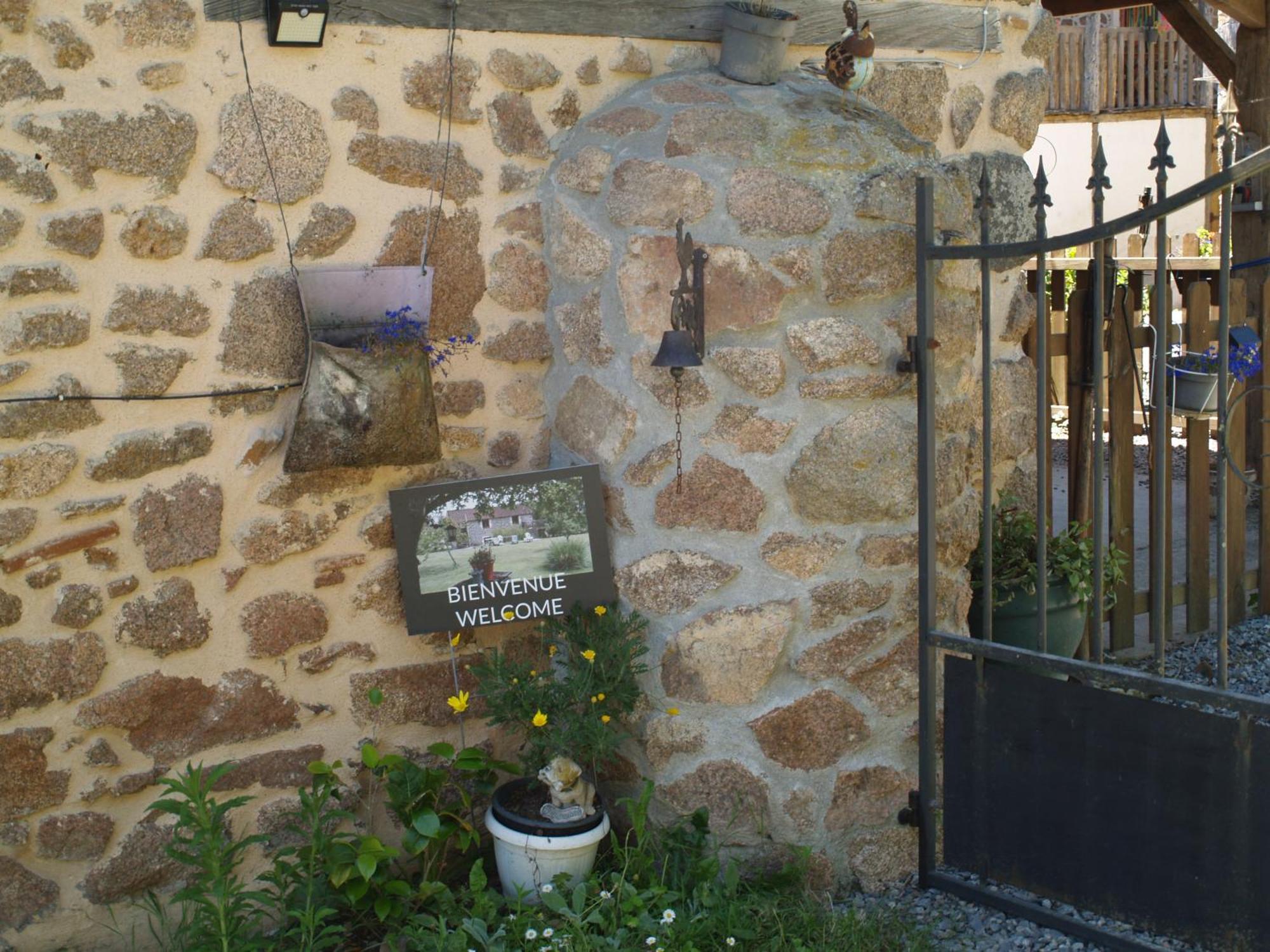 Tranquille Vienne Gites A Chirac Dept Charente Exterior photo